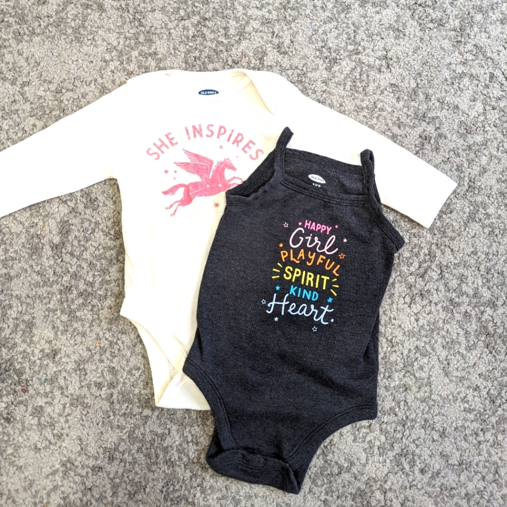 Baby girls onesies. 6-12 months. Old Navy. EUC. Long sleeve and tank top.Bundle!